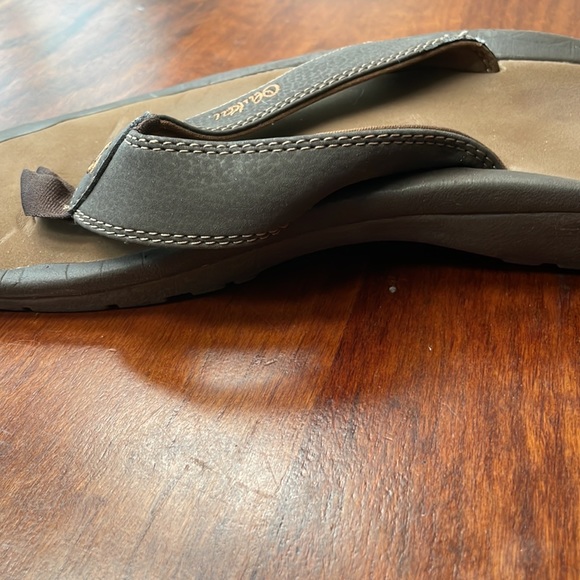 Men's OluKai flip flops.  Brown  leather.  Never worn. - Picture 6 of 7